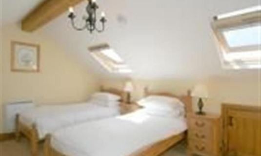 Gallery Bedroom with Twin Pine Beds