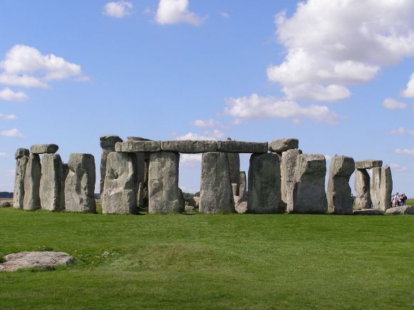 1200px-Stonehenge2007_07_30